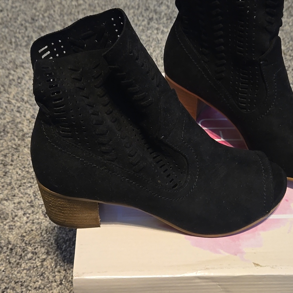 Shoes - Picture 2 of 3